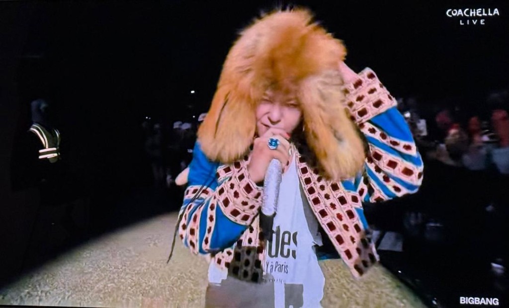 GD在台上獻唱個人代表作《POWER》。