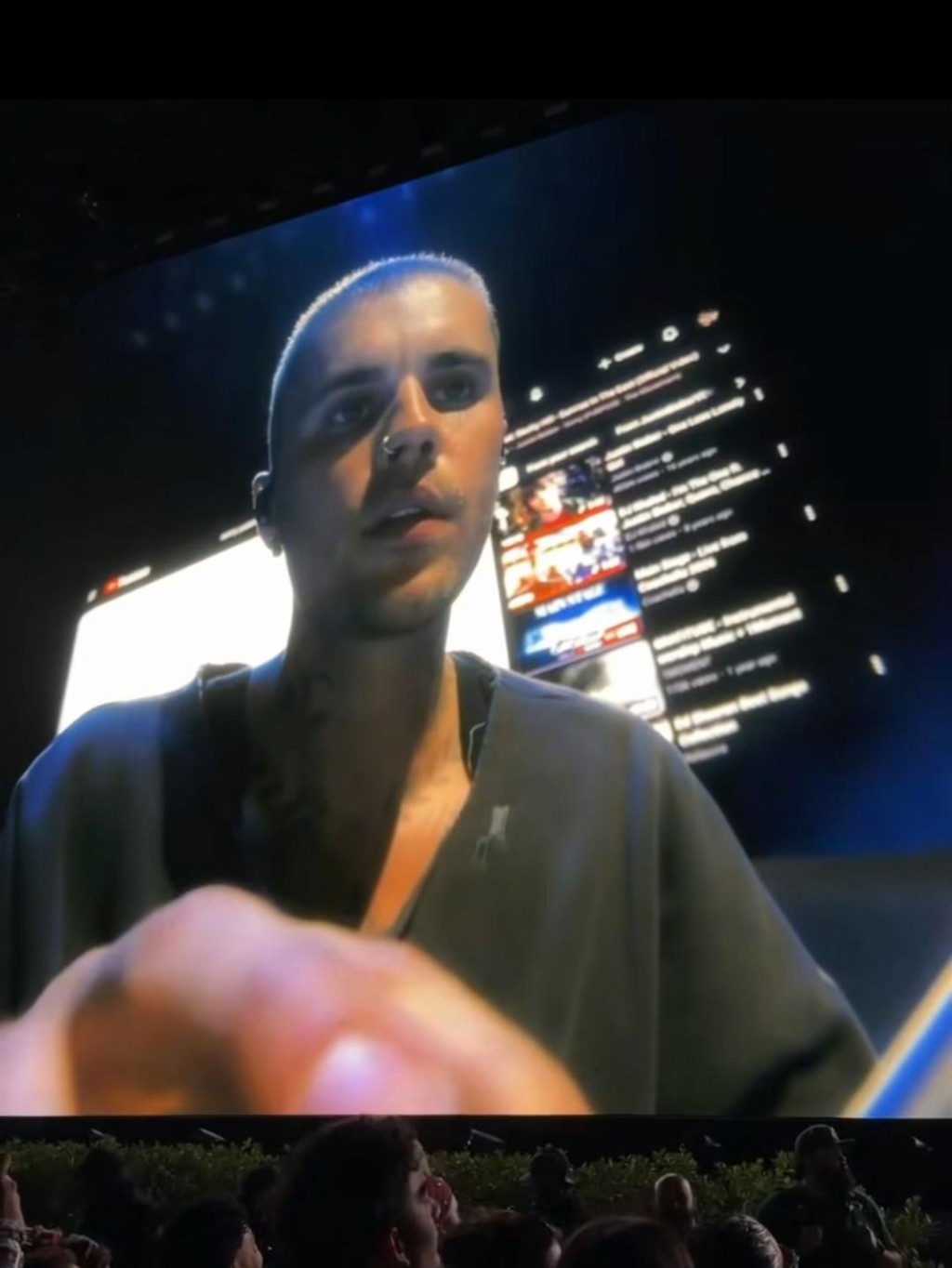 Justin Bieber昨日在演出期間於影片平台搜尋影片。