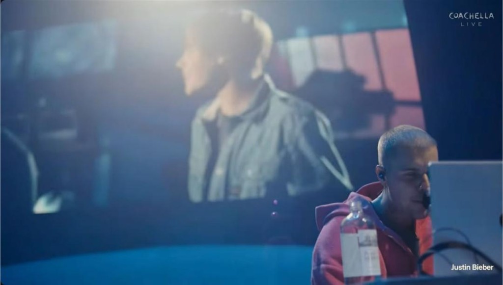 Justin Bieber演唱《Baby》時，台上播放了當年的音樂錄影帶。