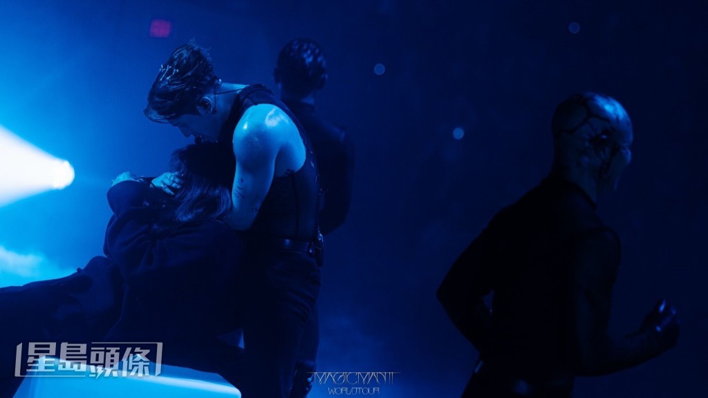 在台上表演舞蹈。