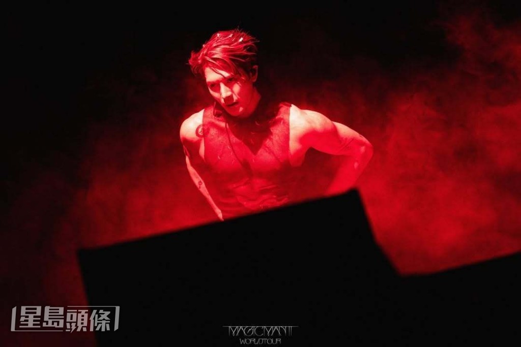 Jackson 全情投入表演。