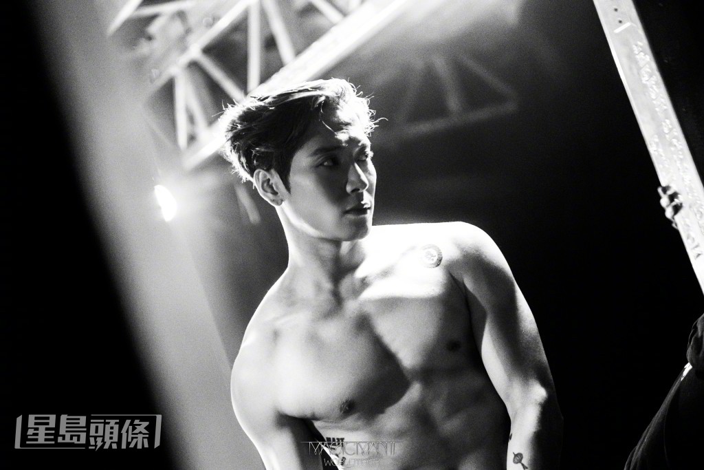 Jackson 展現健碩身形。