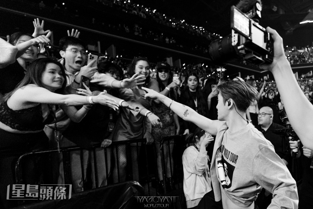 外籍女粉絲情緒高漲。