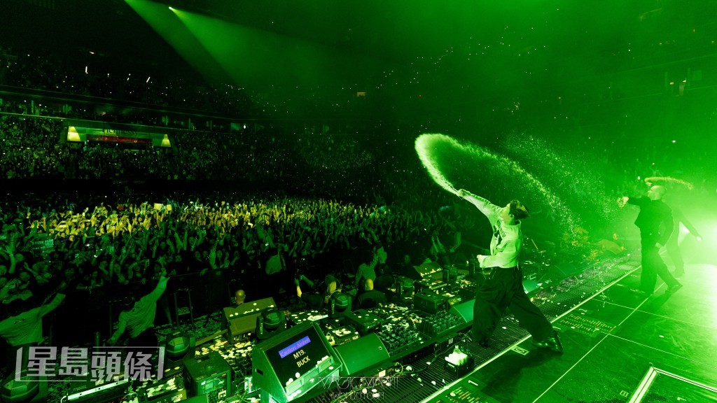 台上與粉絲互動氣氛熱烈。