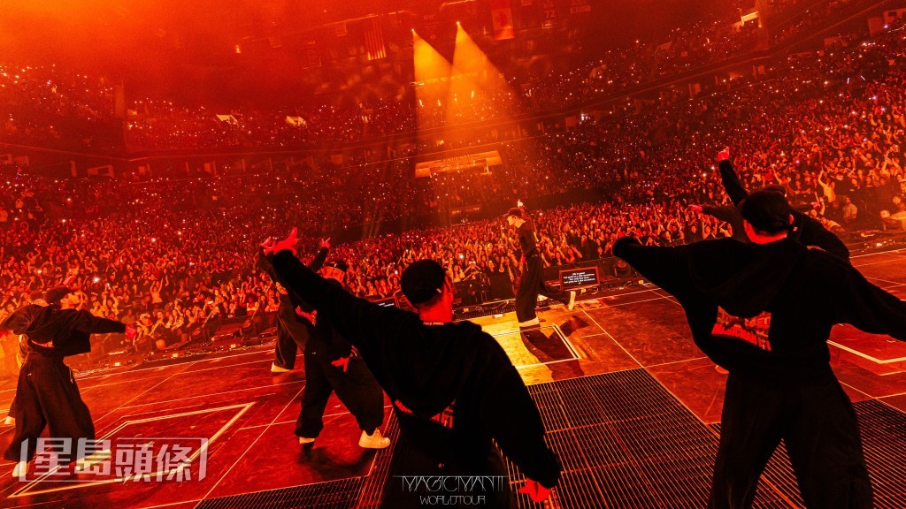 經常與台下觀眾交流。