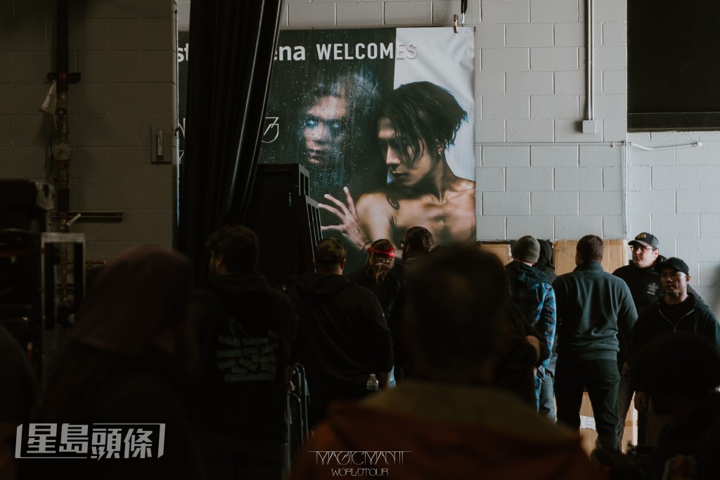 場外的宣傳海報同樣吸引目光。