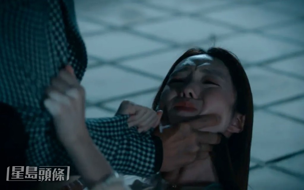 劇中角色「蘇嘉盈」捨身保護男友,被觀眾封為「最佳女友」。