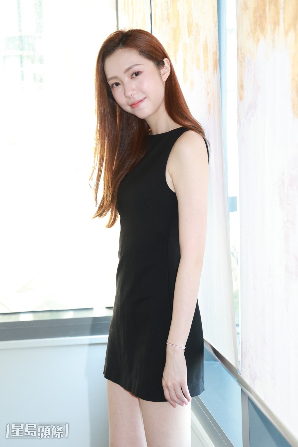 她承認個性較爽朗,與劇中「嘉盈」的溫柔形成反差。