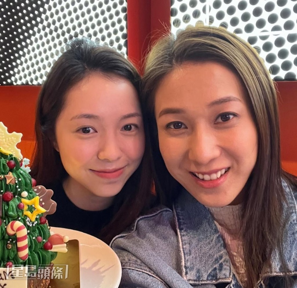 兒時偶像鍾嘉欣,如今是對她愛護有加的前輩與師姐。