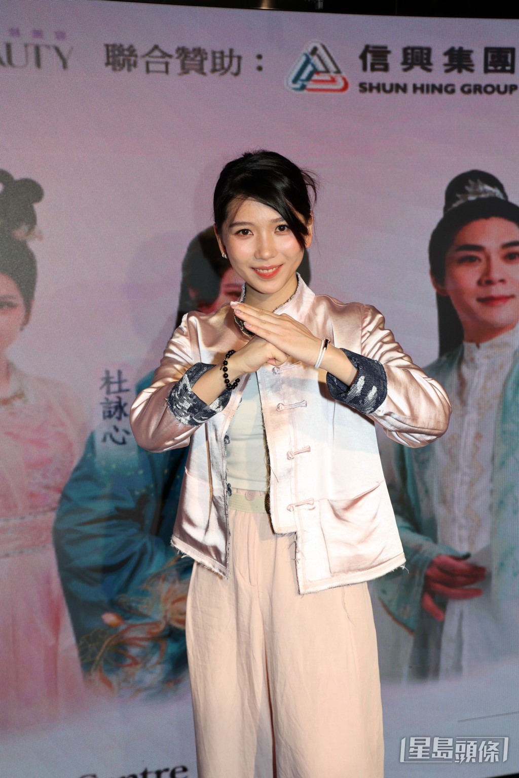 杜小喬在記者會上分享練習成果。