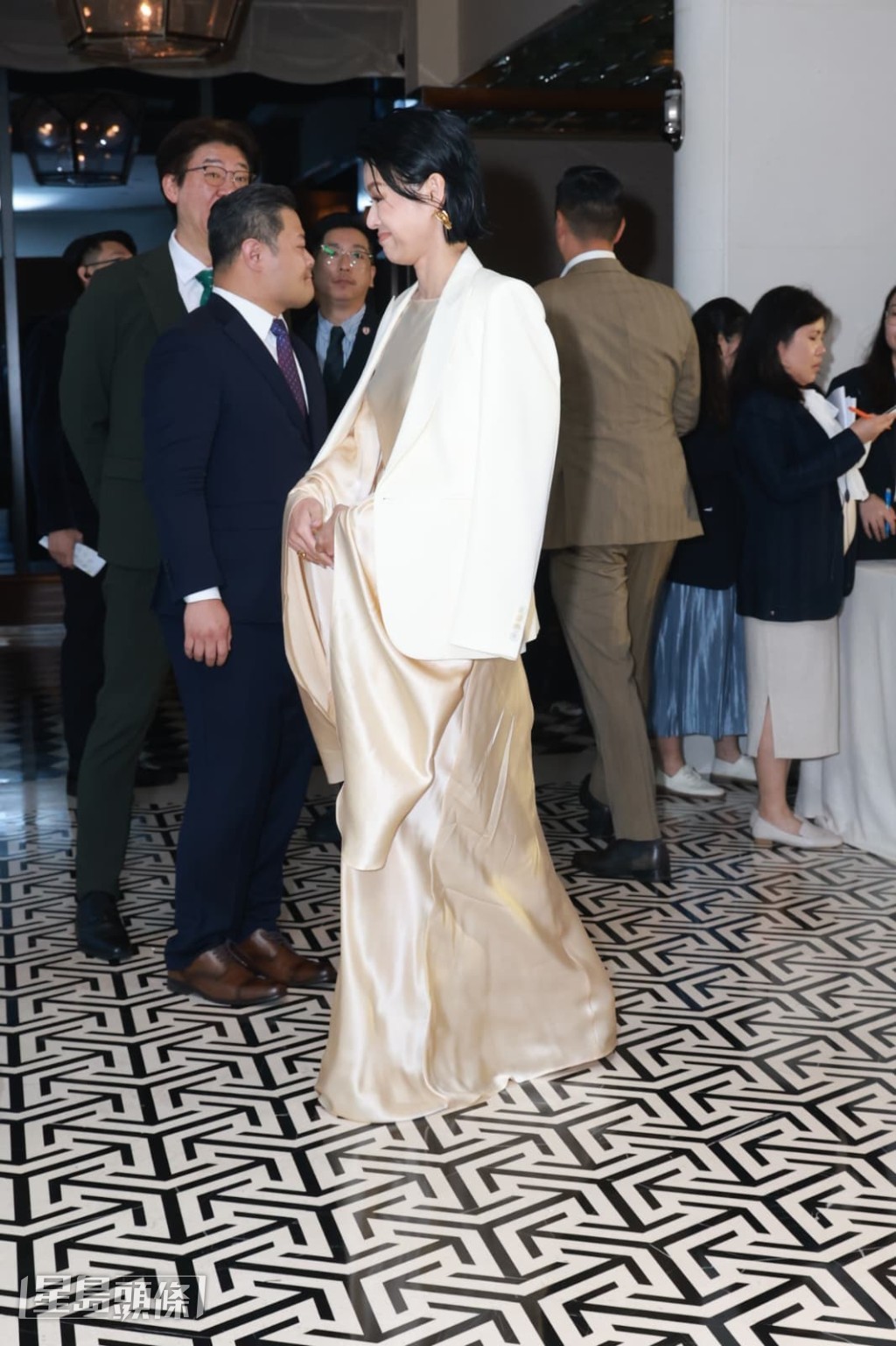 李乘德抵達後快速入場,留下胡杏兒讓傳媒拍攝。