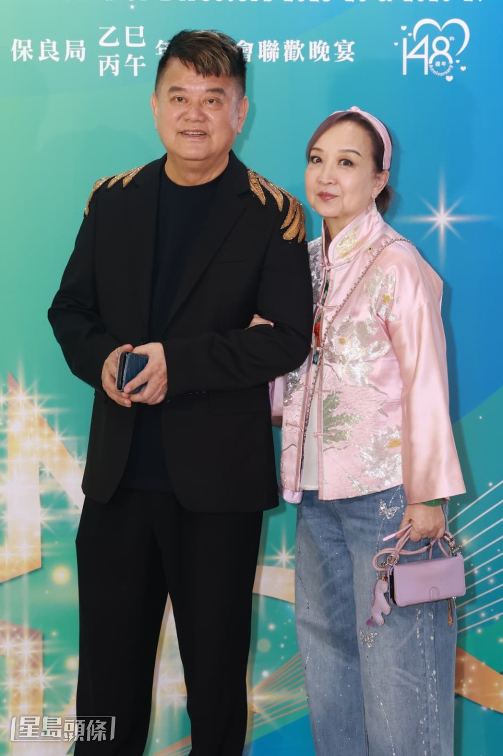 陳百祥與太太黃杏秀恩愛現身。