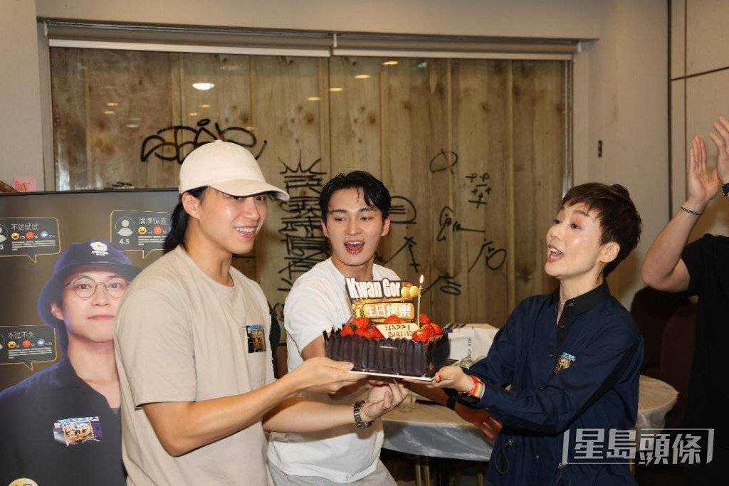 江美儀為壽星仔吳業坤送上生日蛋糕。