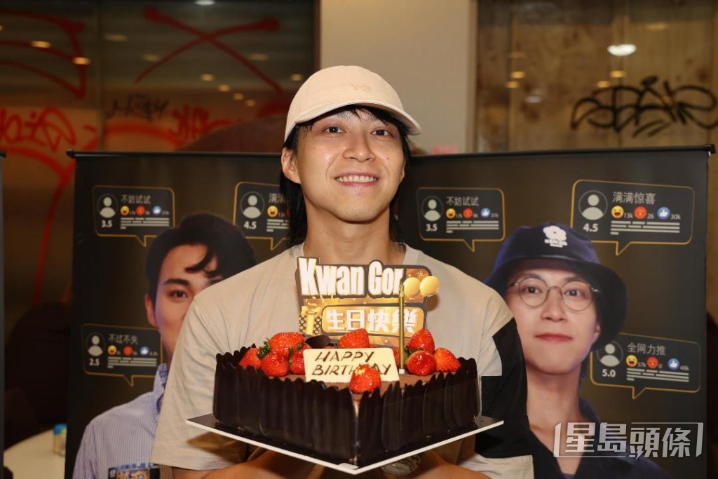 吳業坤在晚宴上收到生日蛋糕。