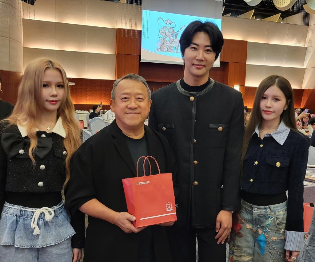 Yong Heo與旗下孖妹組合JJBABY一同出席曾志偉舉辦的齋宴。