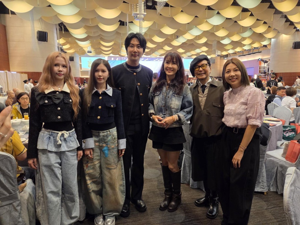 Jaybie、Jaybo、Yong Heo與向海嵐、賈思樂、黃婉曼合影。