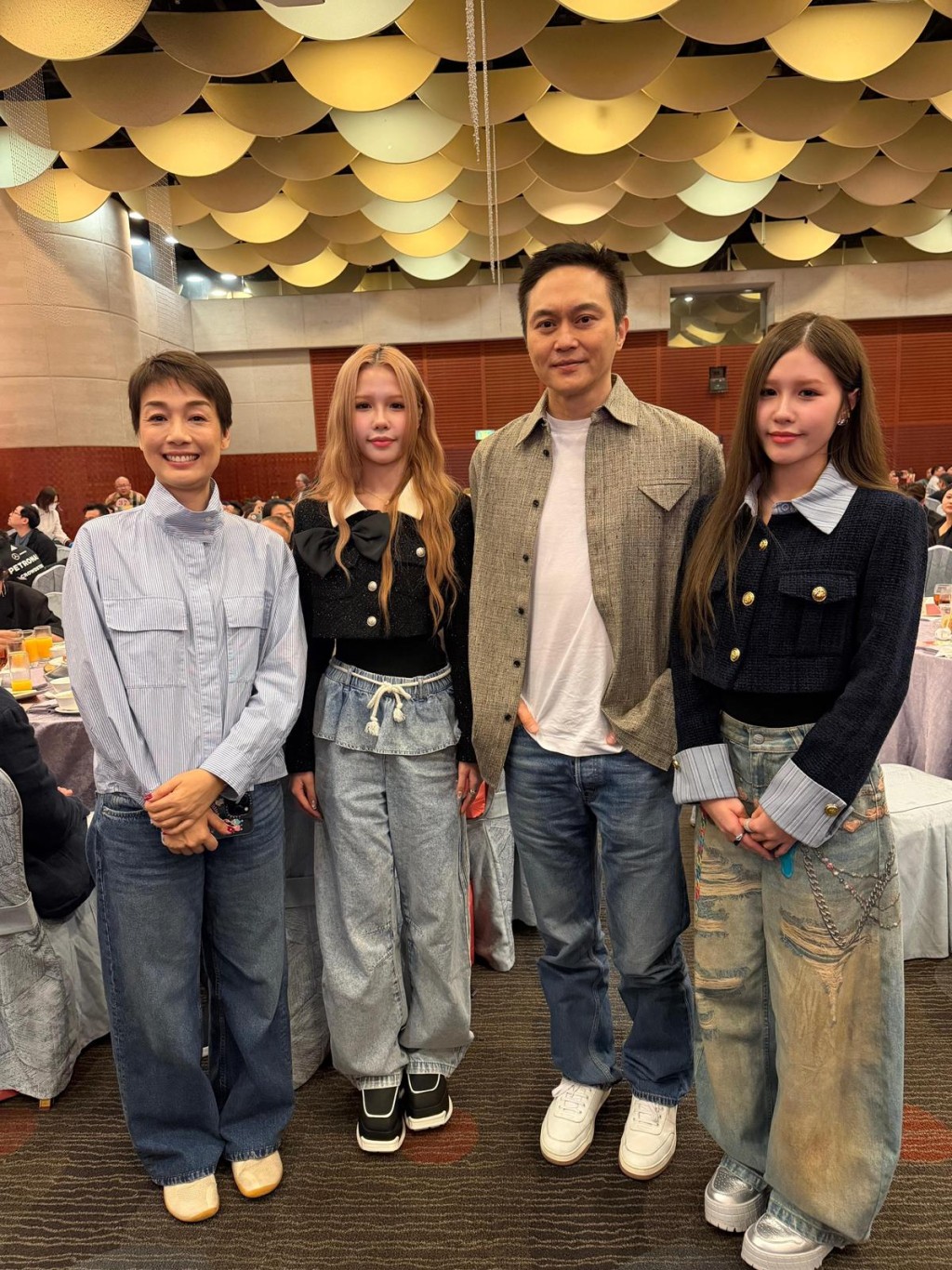 JJBABY曾參演新版《十月初五的月光》，在場遇見舊版「初哥哥」張智霖，並與曾合作《廉政行動2016》的江美儀合照。