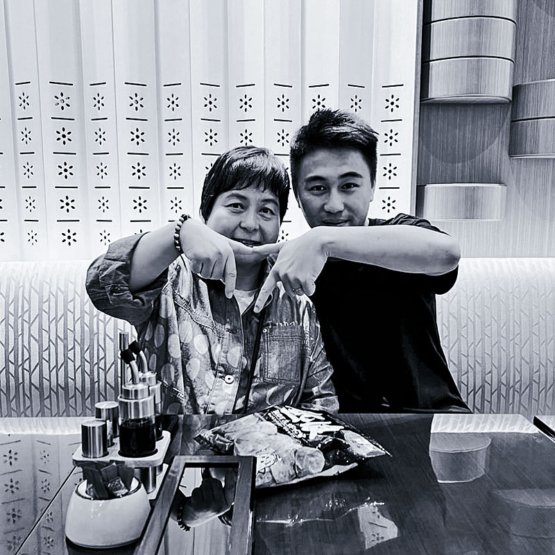 ■何猷君分享與何超蕸的合照，稱家姐在他心目中是「真正的強者」。