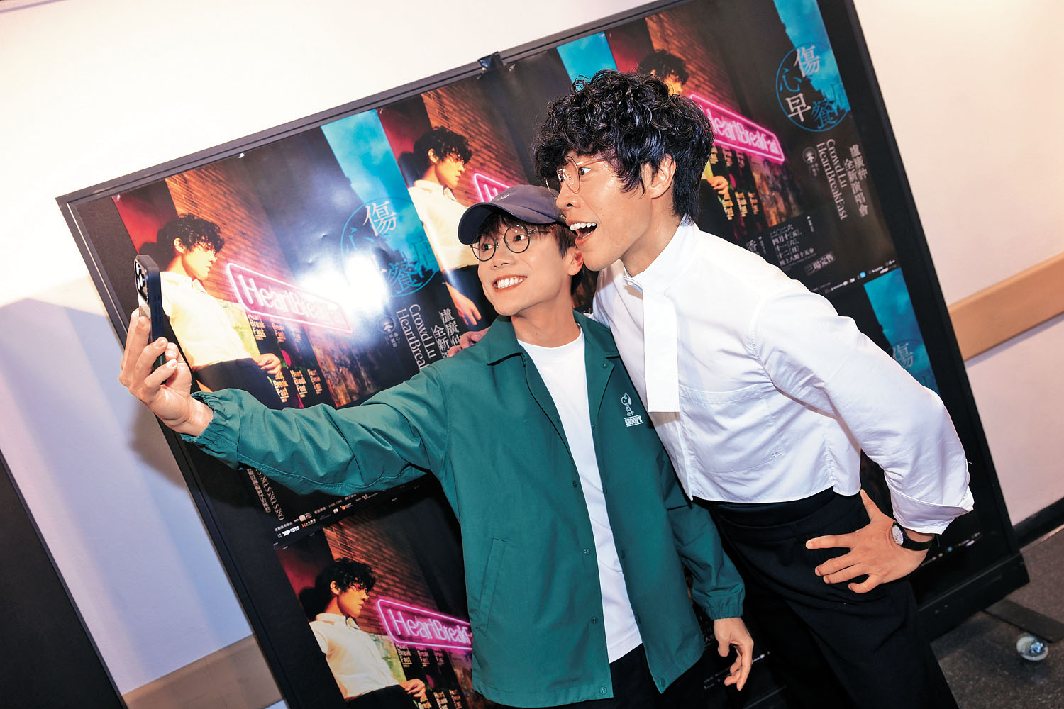 ■林家謙踩入後台同盧廣仲玩自拍。