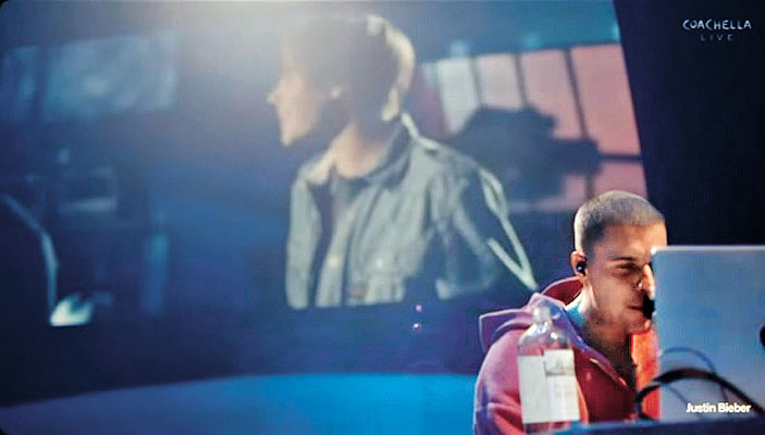 ■Justin唱《Baby》時，台上播放當年的MV。