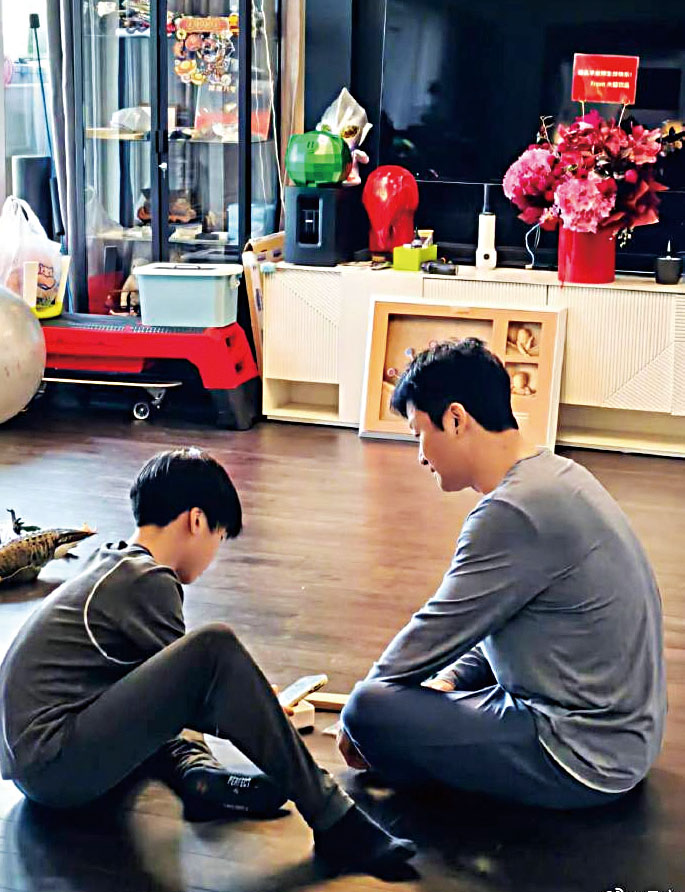 吳京與兒子一起玩耍。網上圖片