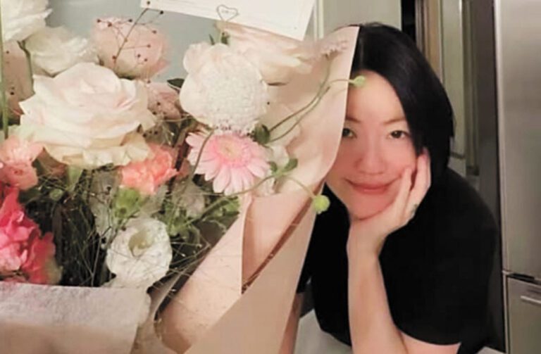 小S收到小女兒許老三送的花束。網上圖片