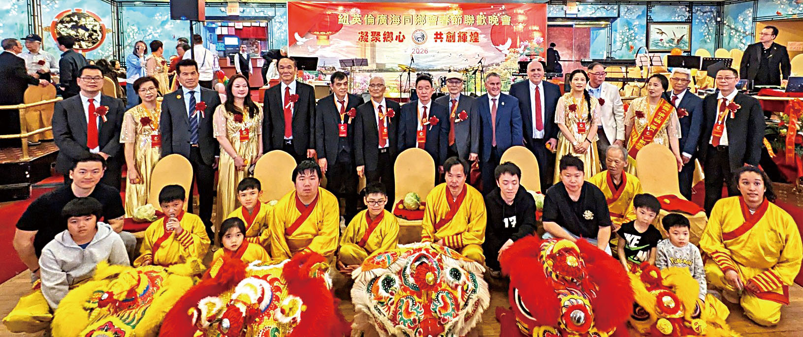 舞獅好手同職員及嘉賓合影。 李強攝