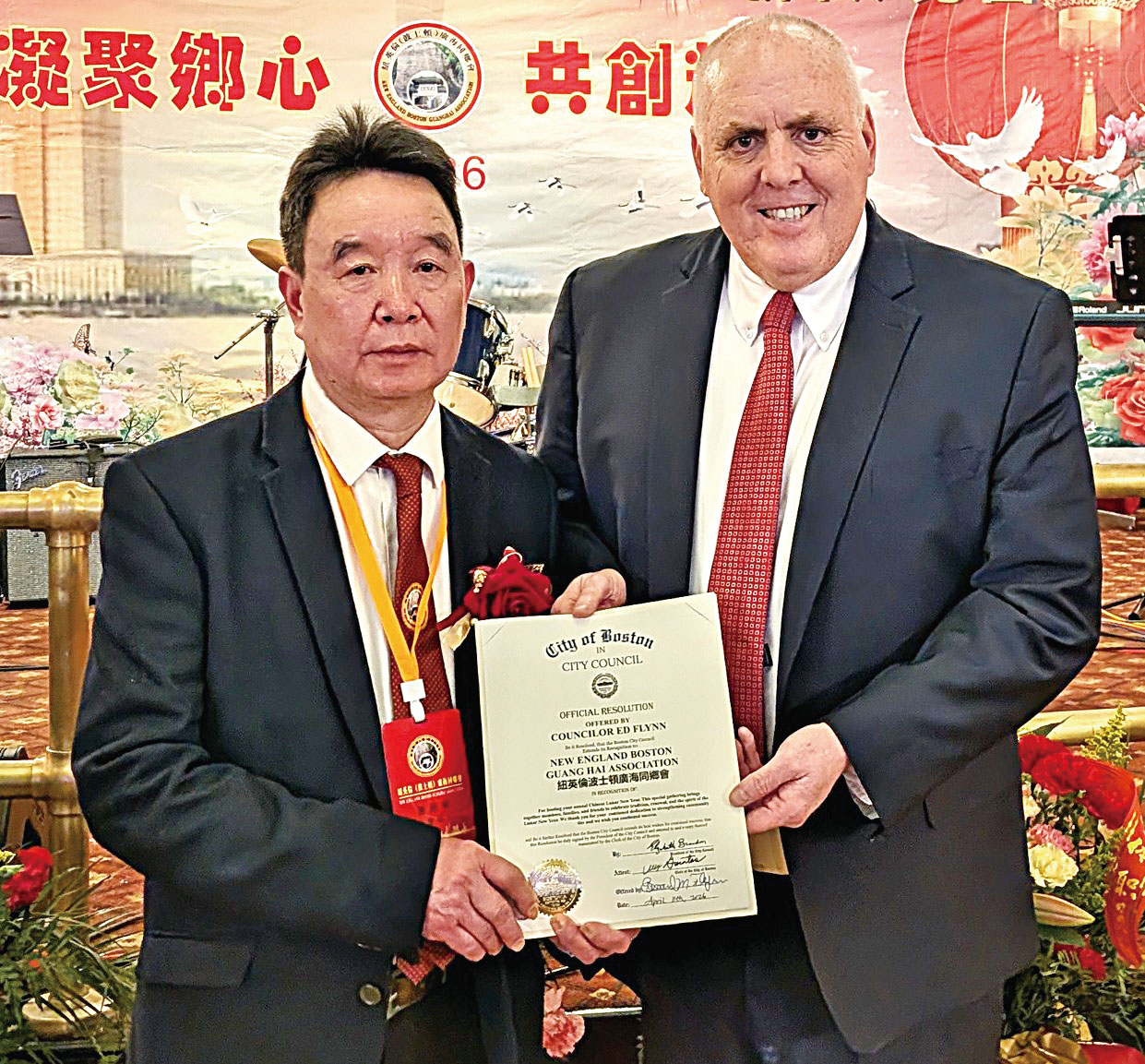 （右起）費連給曹錦華會長頒發市議會的嘉獎狀。