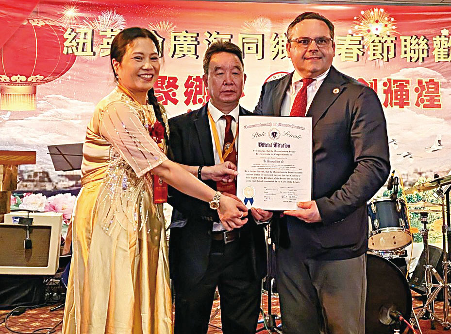 柯林斯參議員（右）頒發麻州參議院的嘉獎狀。