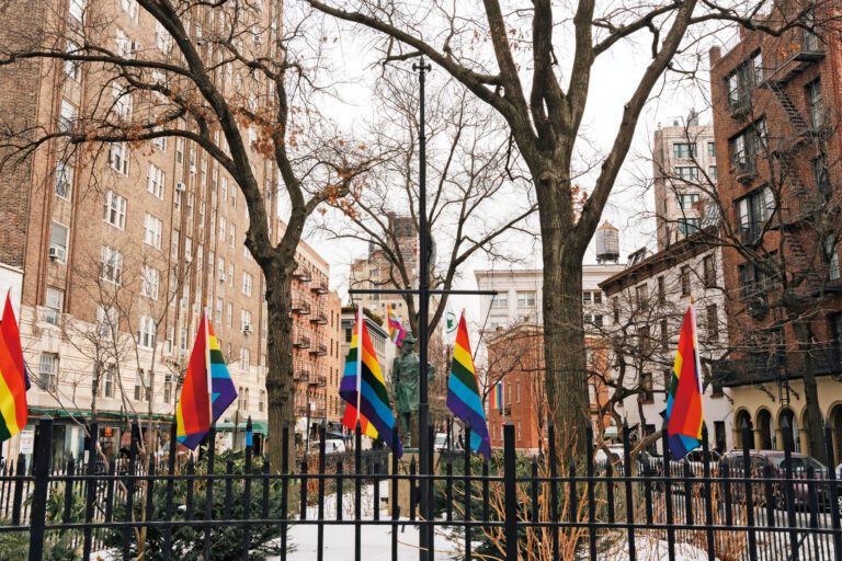 彩虹旗終於可以在石牆國家紀念碑永久懸掛。 Cristina Matuozzi/紐約時報