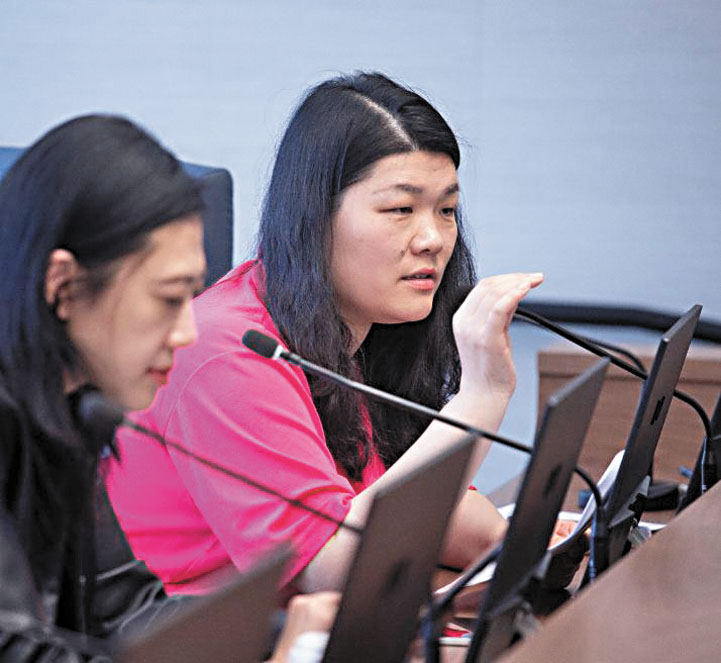 莊文怡(右)13日提案設立SNAP反欺詐專員並開展欺詐防範宣傳。 莊文怡辦公室提供