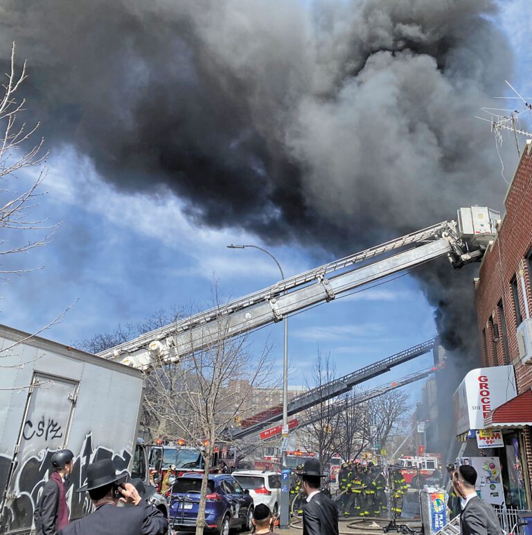 多輛消防車12日架起雲梯救火。 張之銘攝