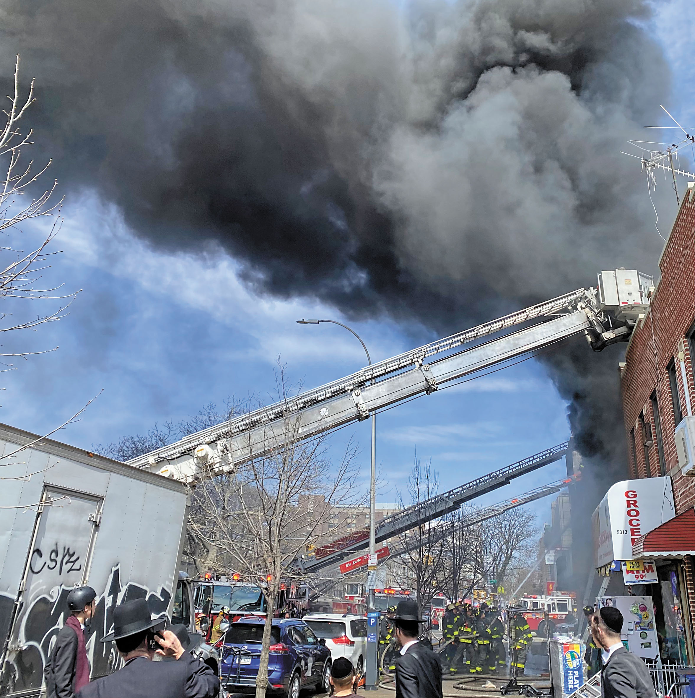 多輛消防車12日架起雲梯救火。 張之銘攝