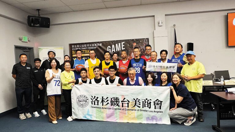 公益籃球賽主辦方與球隊代表大合照。記者陸新攝