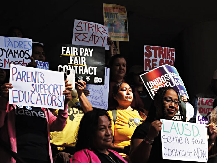 日前在學區總部外，家長們表達對教師的支持。洛杉磯時報