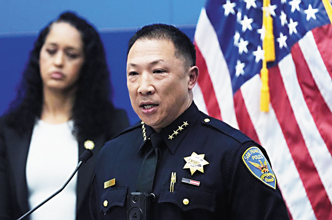 三藩市地檢官謝安宜（Brooke Jenkins，左）及三藩市警察局長劉力一（Derrick Lew，右）在記者會表示，被告莫雷諾伽瑪已被控企圖謀殺等重罪。美聯社