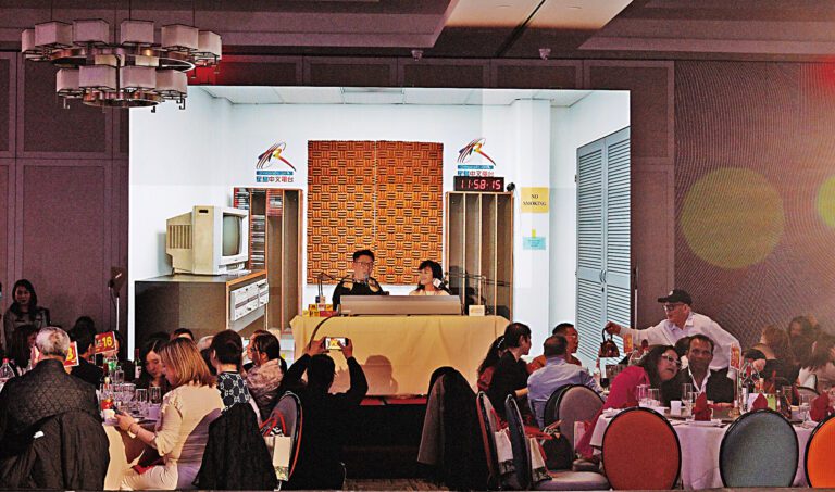 星島電台將直播間搬到演出現場，主播們用一次次歷史大事件，串連三十年時光。本版圖片由記者彭詩喬攝