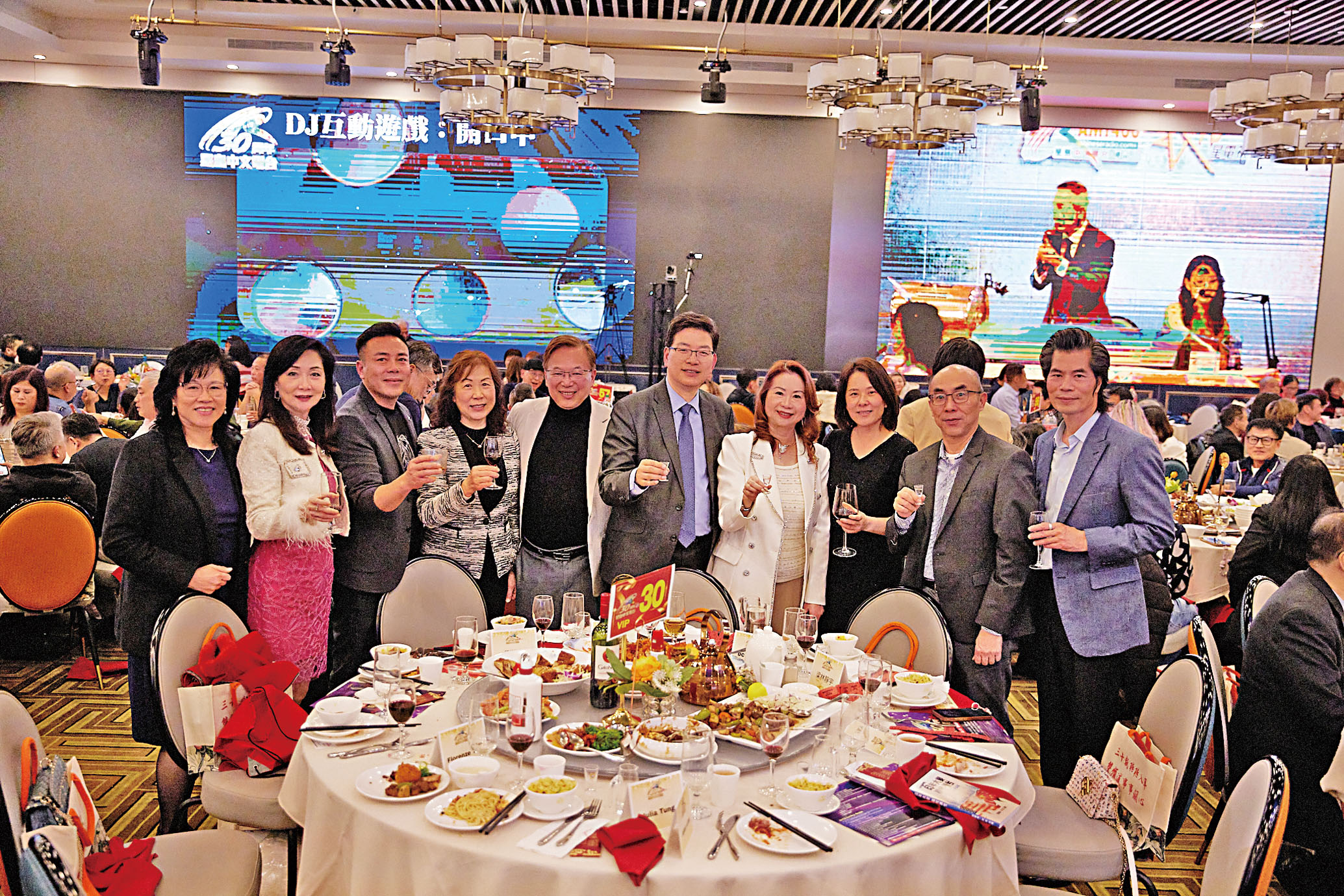 星島日報美西版高層與貴賓合影。