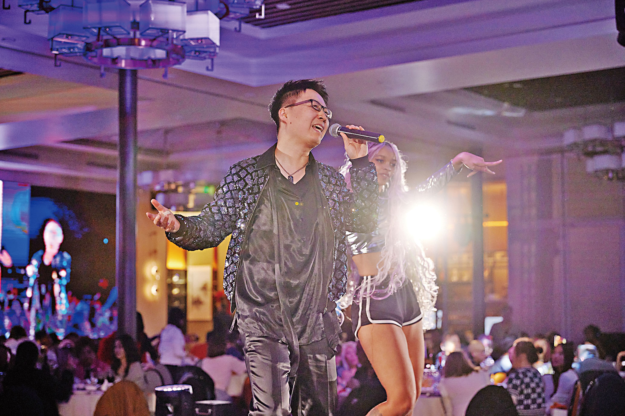 2003星島歌唱比賽亞軍楊曜與星島小姐索煜倩（Sophie Sou）表演。