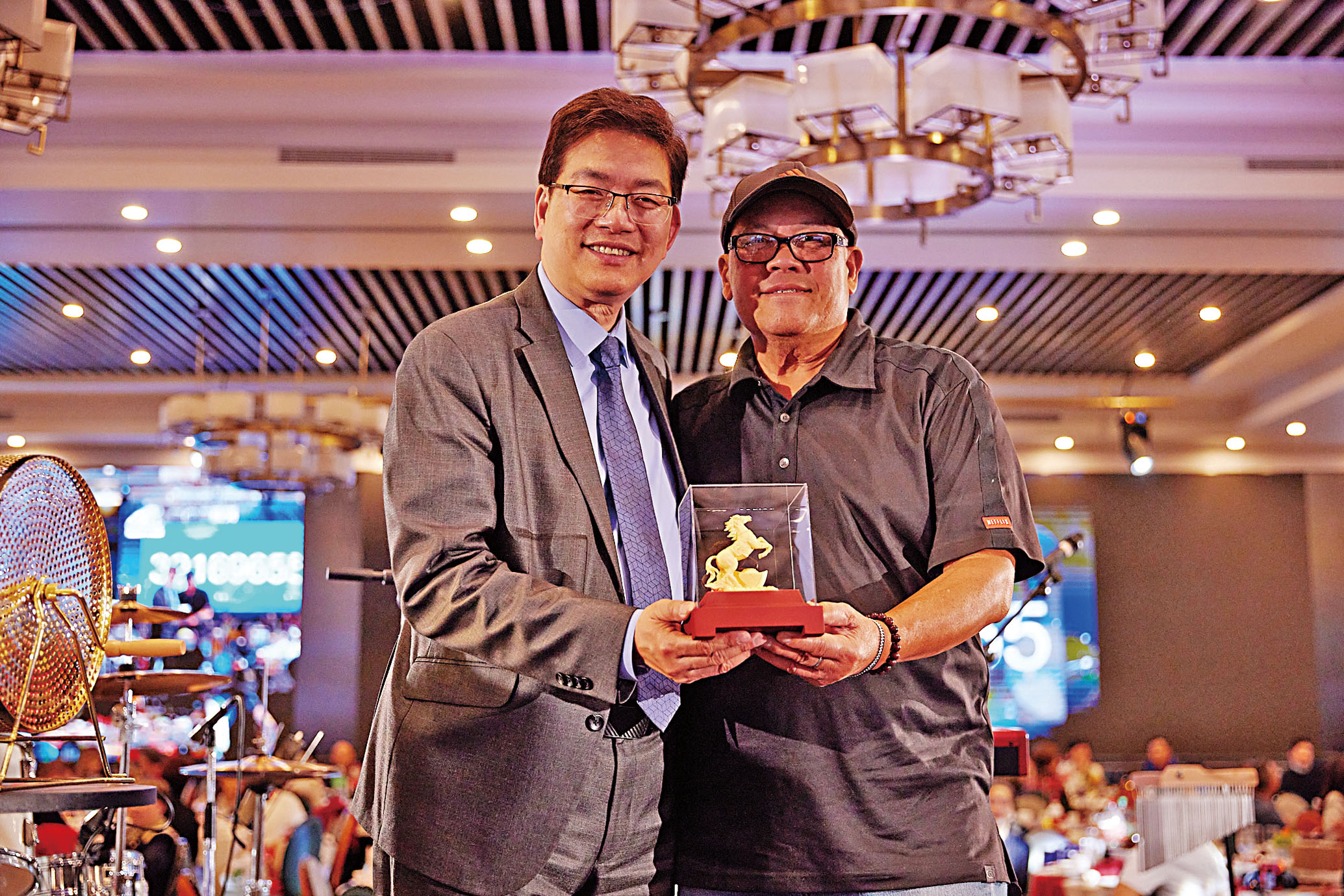 星島日報美西版社長兼總編輯梁建鋒為幸運觀眾送上星島金馬。