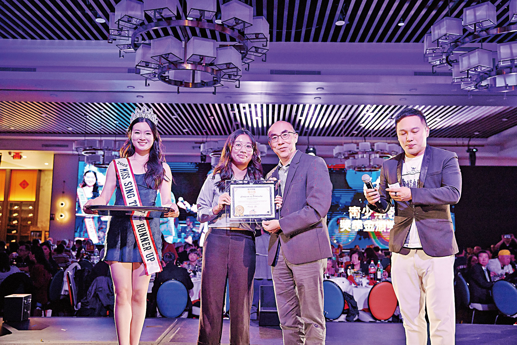 香港駐三藩市經濟貿易辦事處處長張岱楨為青少年領袖獎學金頒傑出獎獲得者Wendy Yu頒獎。