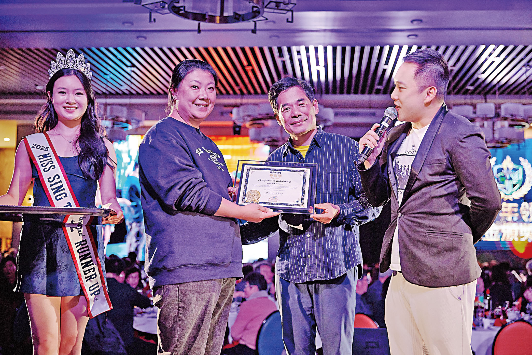 依力臣藥業有限公司副總裁劉源康為青少年領袖獎學金頒傑出獎獲得者Joleen Deng頒獎。Joleen Deng媽媽代領。