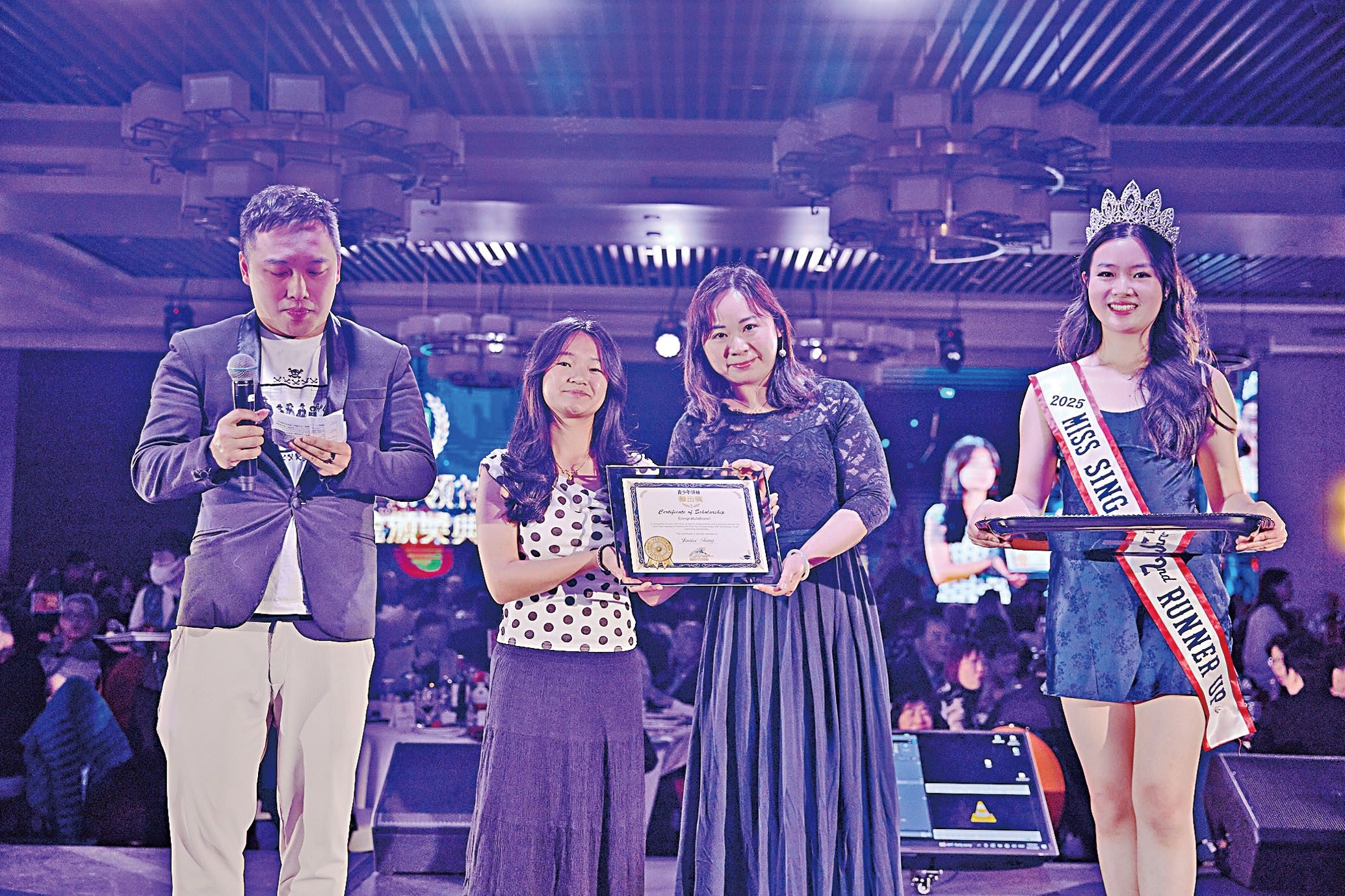 Graton Casino市場營銷代表Catherine Tam為青少年領袖獎學金頒傑出獎獲得者Janice Tang頒獎。