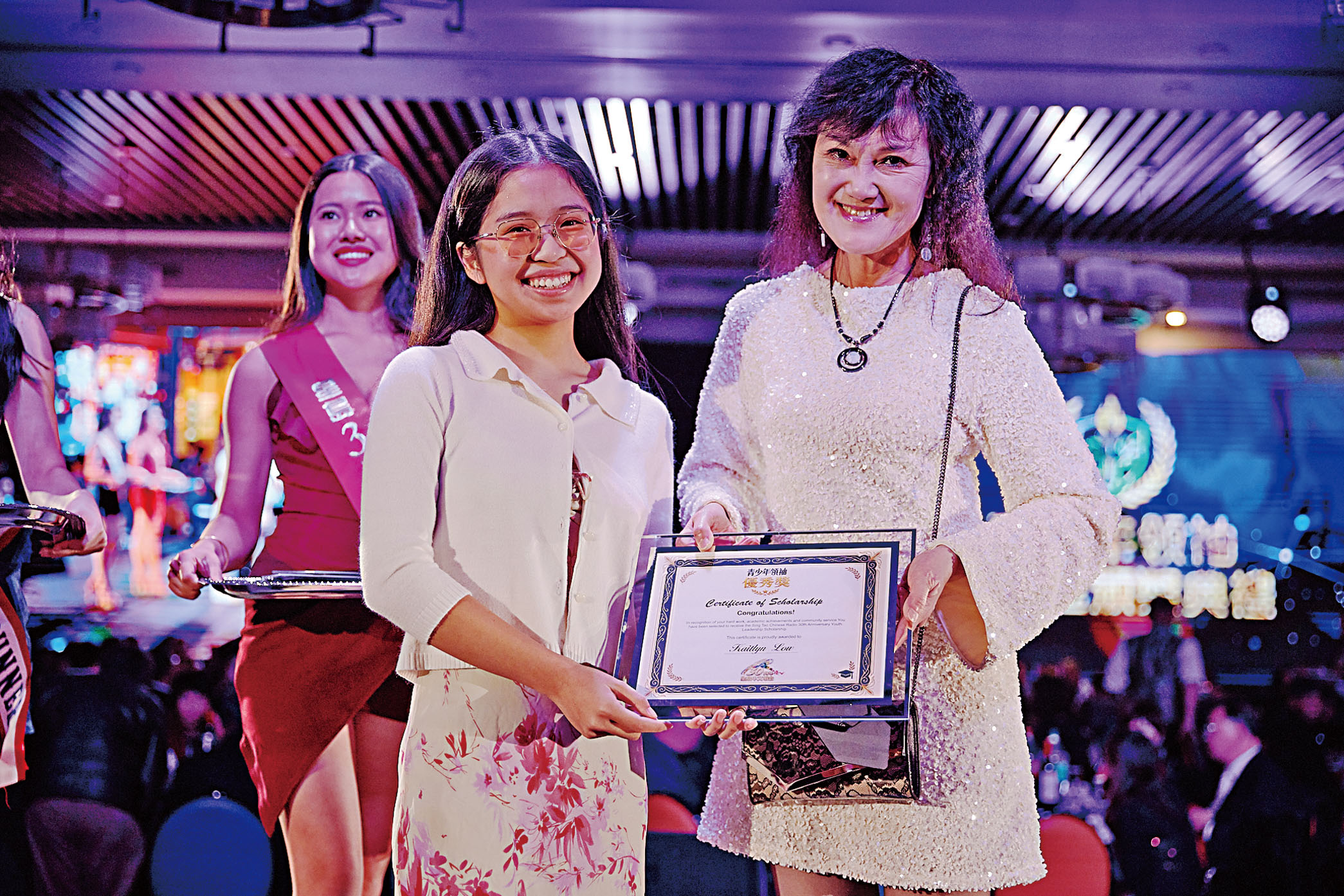 葉麗玲代表田沐霖牙醫博士為Kaitlyn Low頒獎。