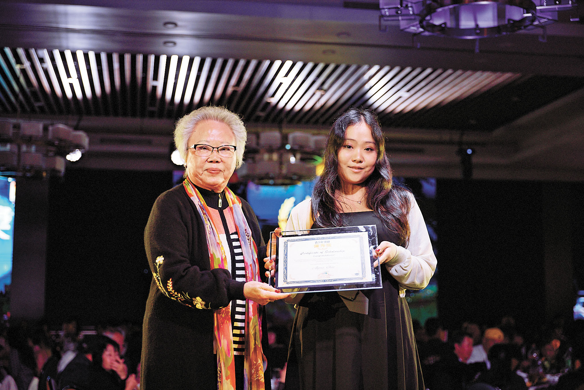 余銓針李雪嫻基金會余李雪嫻女士為Alyssa Chew頒獎。