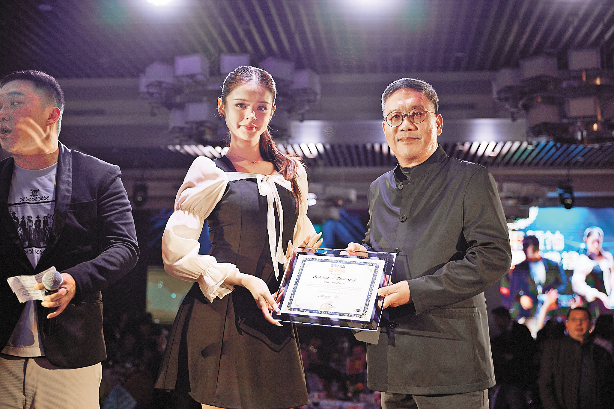 華美銀行資深副總裁兼個人和商業銀行業務區域總監Garry Wong為Jasmine White頒獎。