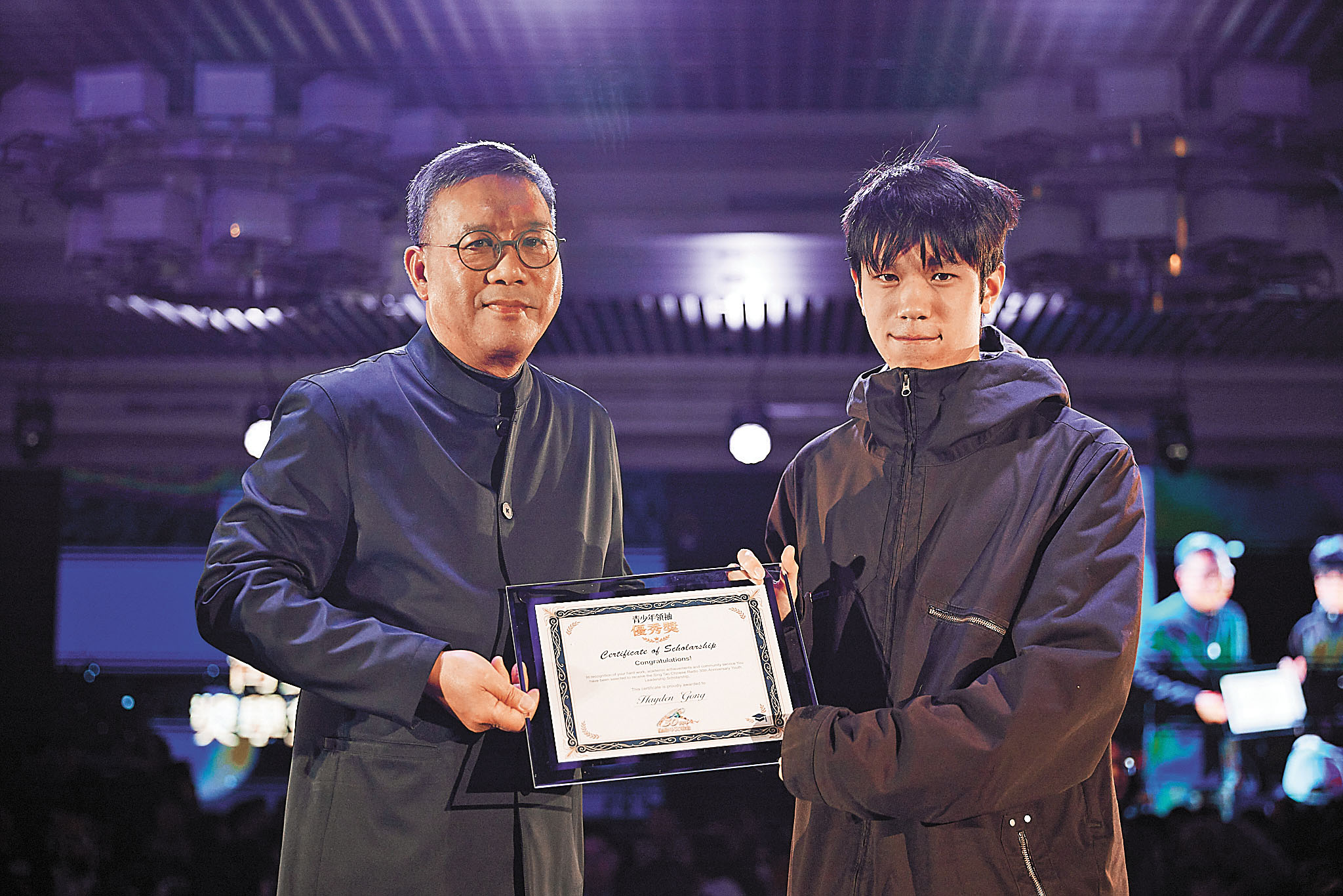 華美銀行資深副總裁兼個人和商業銀行業務區域總監Garry Wong為Hayden Gong頒獎。Hayden Gong兄弟代領。