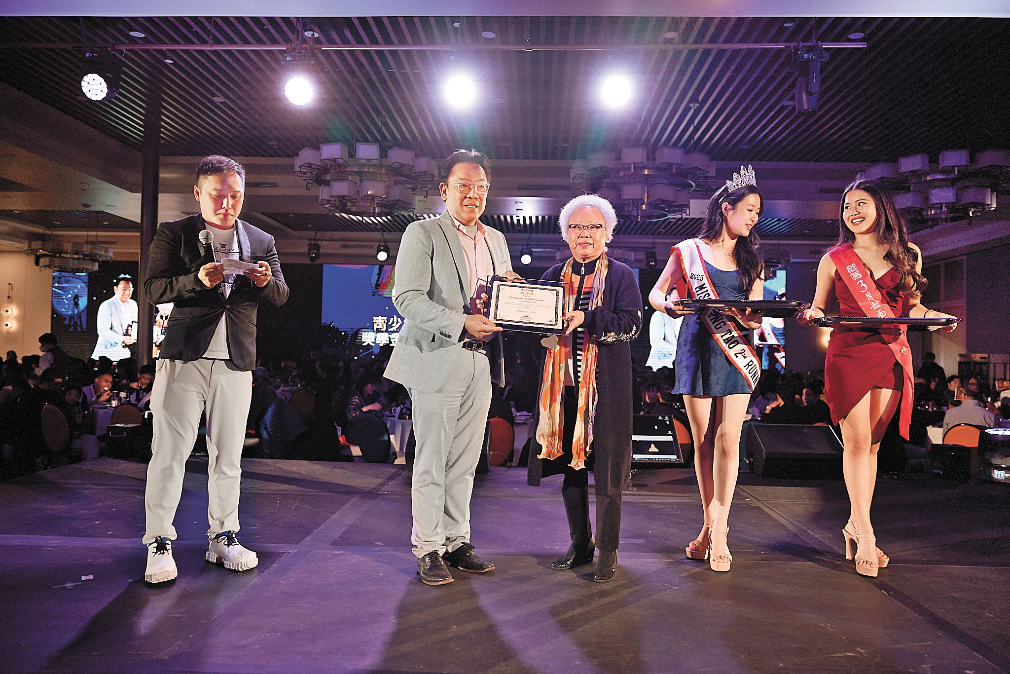 余銓針李雪嫻基金會余李雪嫻女士為Megan Ho頒獎。Megan Ho父親代領。