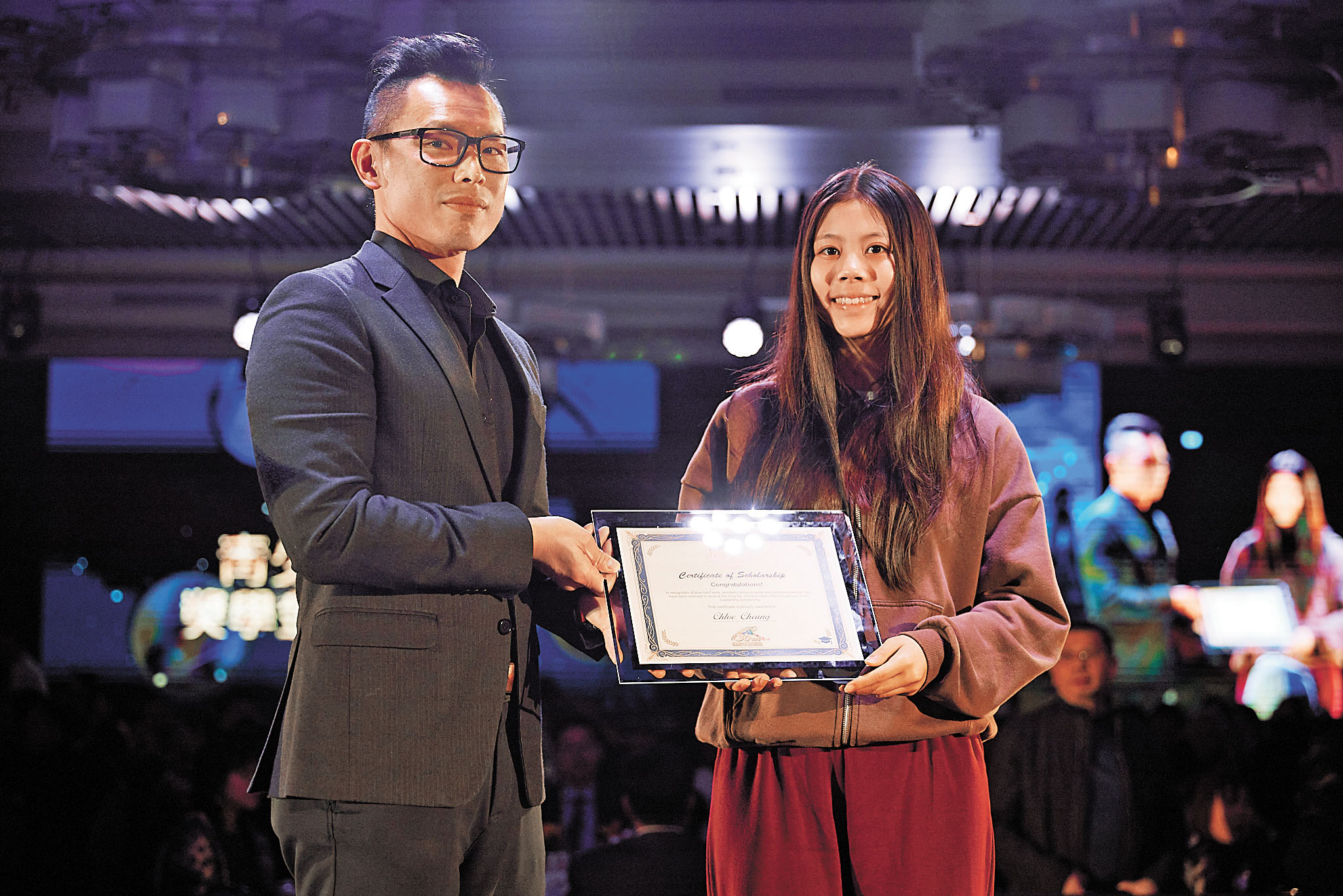 太子行（Prince of Peace）助理市場部經理Anderson Chang為Juliana Lai頒獎。