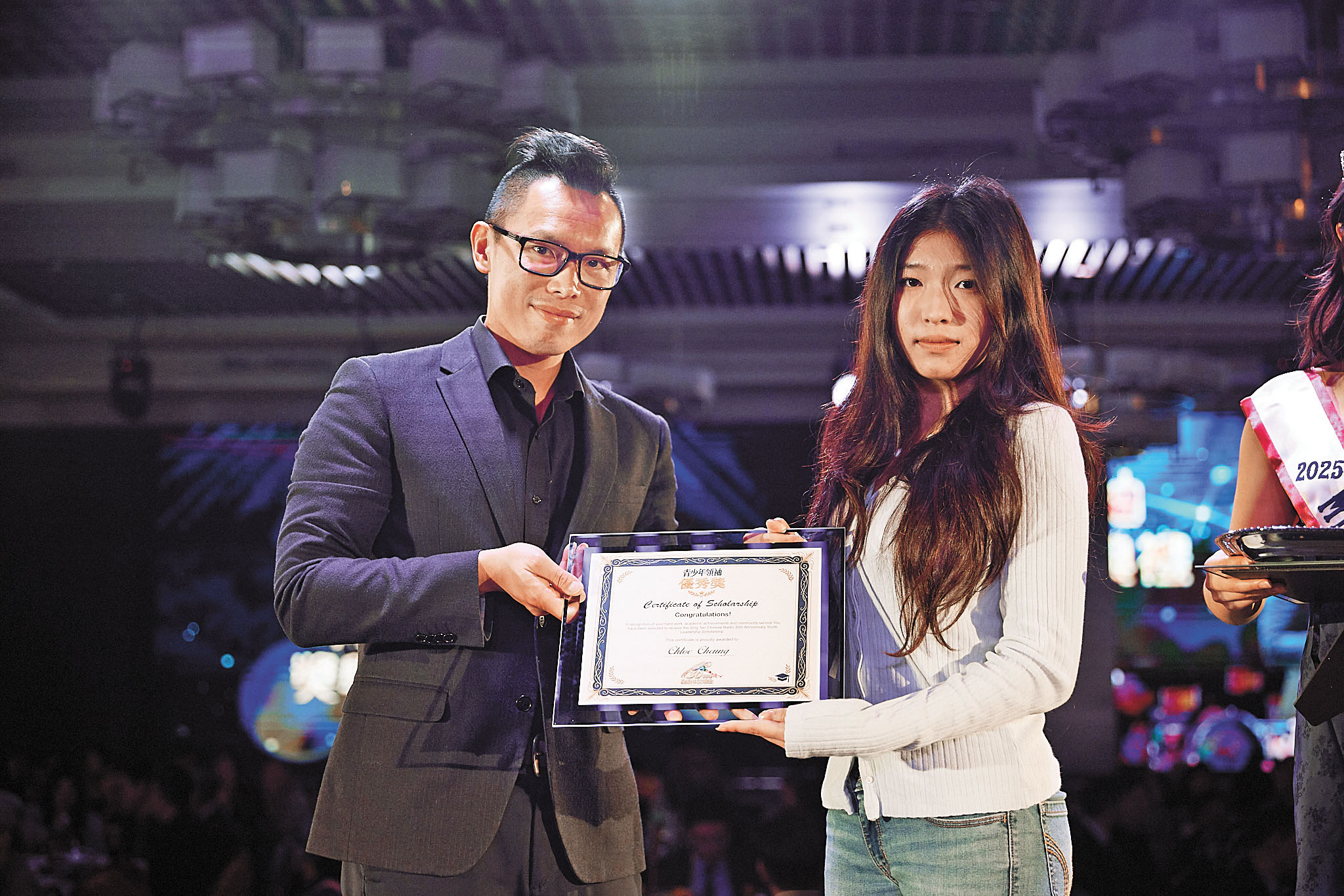 太子行（Prince of Peace）助理市場部經理Anderson Chang為Chloe Cheung 頒獎。
